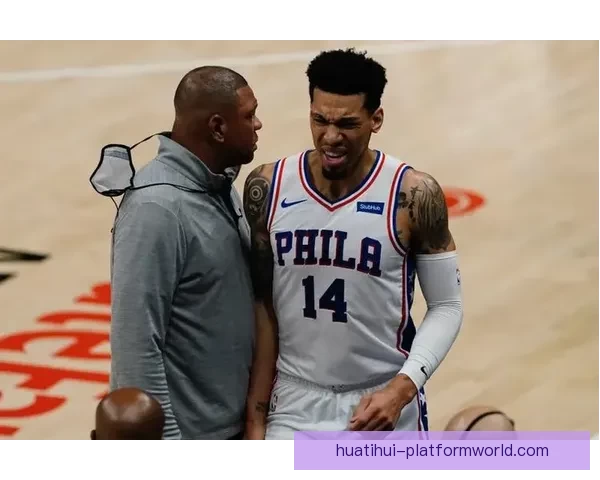 古德温倒地拼抢遭卡尔克布伦纳压伤 伤后返回更衣室接受治疗